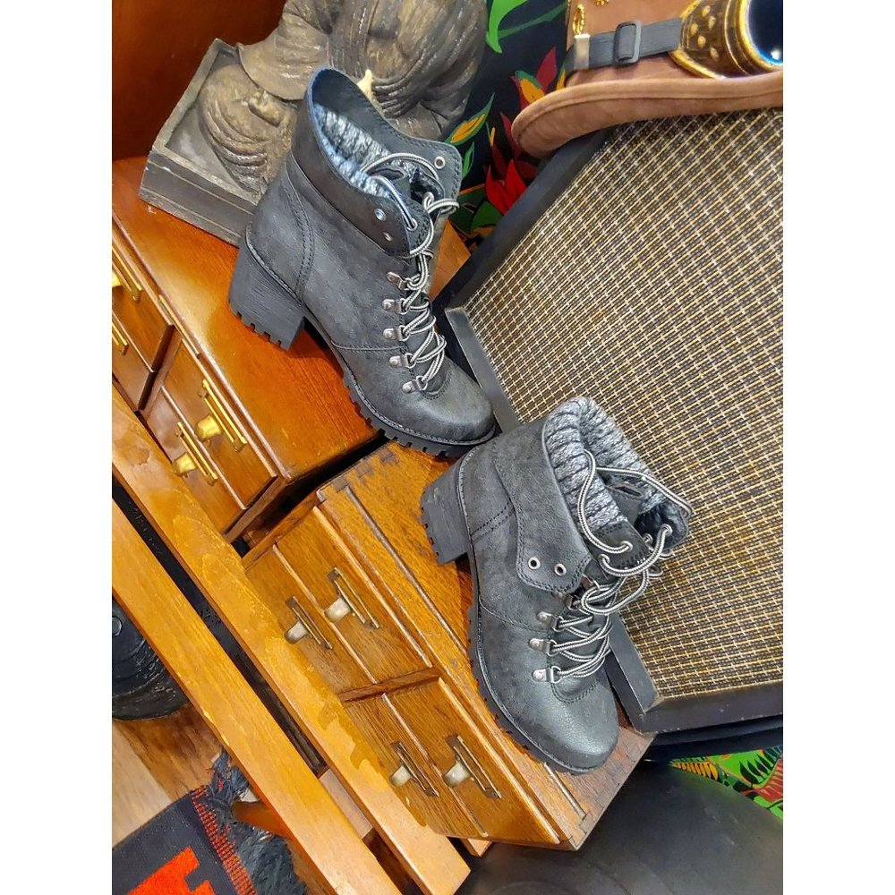 Unionbay Women's Dark Gray and Heather Gray Lugg Sole Boots. Size 8.5